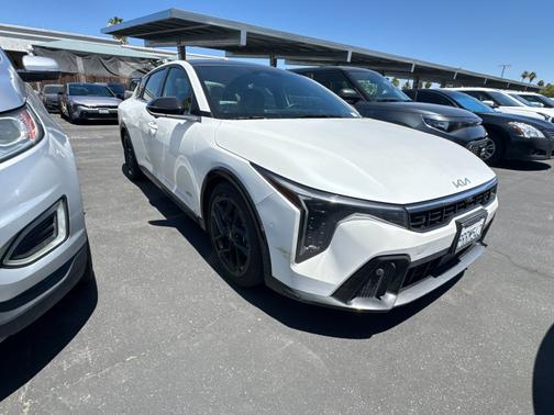Snow White Pearl 2025 Kia K4 GT-Line Turbo