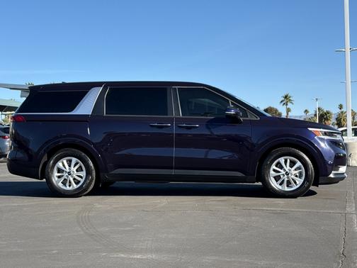 2023 Kia Carnival LX