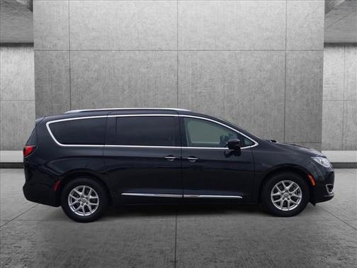 Photo 5 of 26 of 2020 Chrysler Pacifica Touring-L