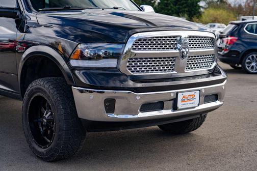 Brilliant Black Crystal Pearlcoat 2017 RAM 1500 Big Horn