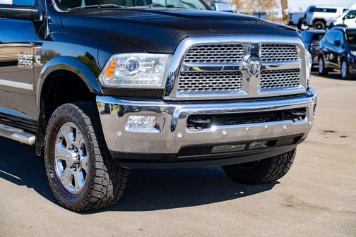 Brilliant Black Crystal Pearlcoat 2016 RAM 3500 Laramie
