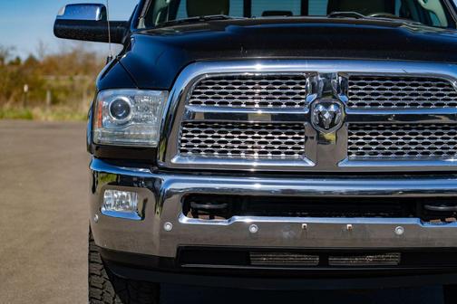 Brilliant Black Crystal Pearlcoat 2016 RAM 3500 Laramie