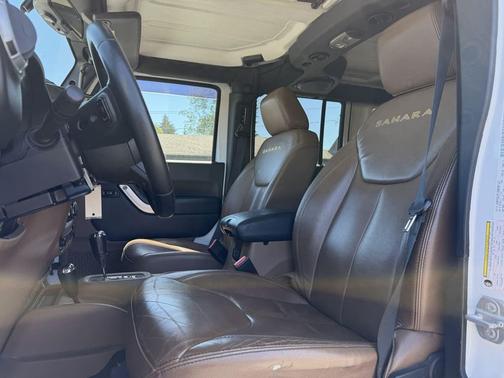 Bright White Clearcoat 2014 Jeep Wrangler Unlimited Sahara