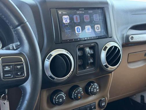 Bright White Clearcoat 2014 Jeep Wrangler Unlimited Sahara