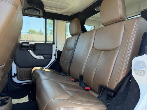 Bright White Clearcoat 2014 Jeep Wrangler Unlimited Sahara