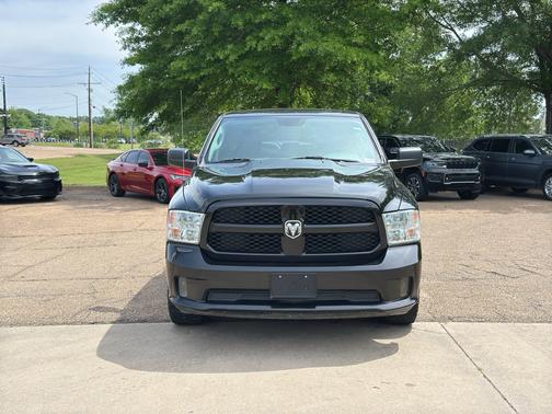 Brilliant Black Crystal Pearlcoat 2018 RAM 1500 Express Quad Cab 4x2 6'4  Box