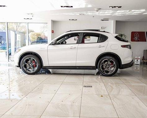 2025 Alfa Romeo Stelvio Base