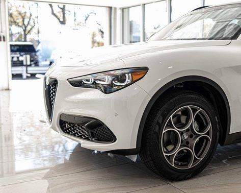 2025 Alfa Romeo Stelvio Base