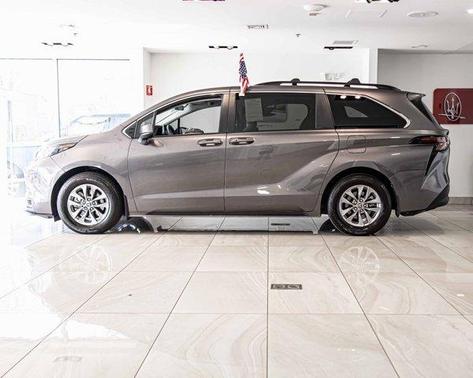 2024 Toyota Sienna LE