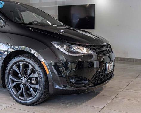 Brilliant Black Crystal Pearlcoat 2019 Chrysler Pacifica Touring Plus