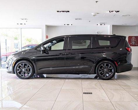 Brilliant Black Crystal Pearlcoat 2019 Chrysler Pacifica Touring Plus