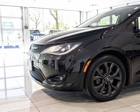 Brilliant Black Crystal Pearlcoat 2019 Chrysler Pacifica Touring Plus