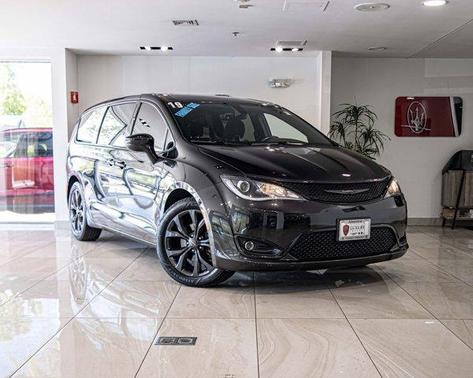 Brilliant Black Crystal Pearlcoat 2019 Chrysler Pacifica Touring Plus