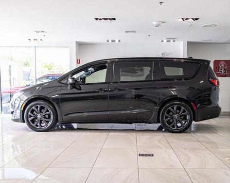 Brilliant Black Crystal Pearlcoat 2019 Chrysler Pacifica Touring Plus