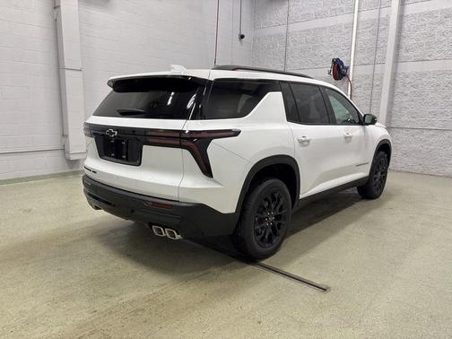 Summit White 2026 Chevrolet Traverse LT