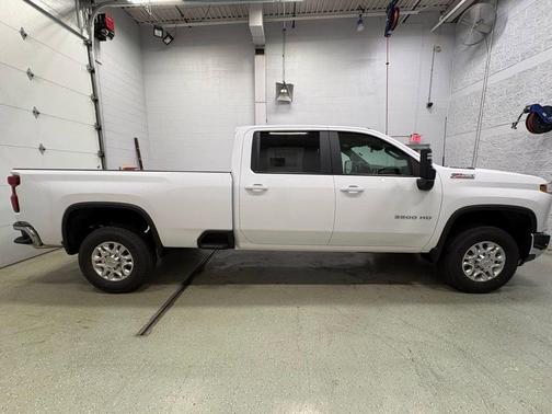 Summit White 2026 Chevrolet Silverado 3500 LT