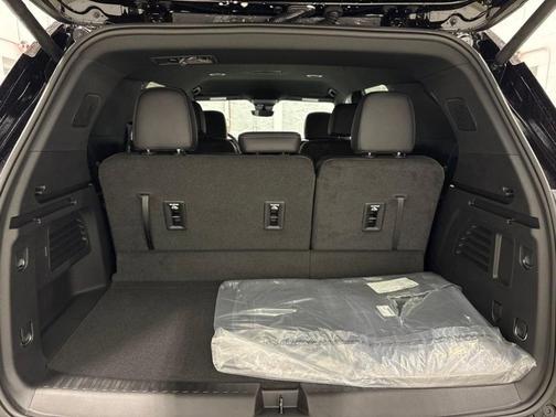 Mosaic Black Metallic 2026 Chevrolet Traverse LT