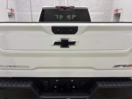 Summit White 2026 Chevrolet Silverado 2500 ZR2