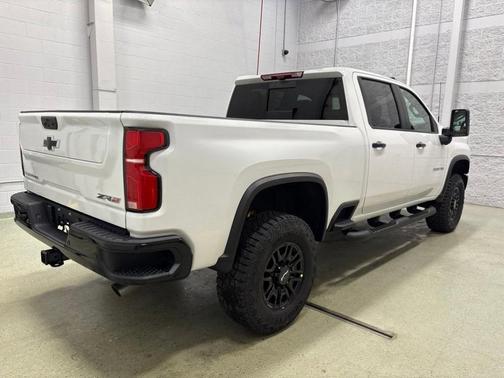 Summit White 2026 Chevrolet Silverado 2500 ZR2