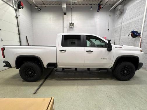 Summit White 2026 Chevrolet Silverado 2500 ZR2