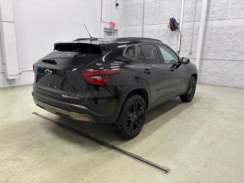 Mosaic Black Metallic 2025 Chevrolet Trax ACTIV