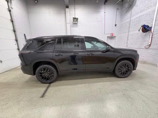 Mosaic Black Metallic 2026 Chevrolet Traverse LT