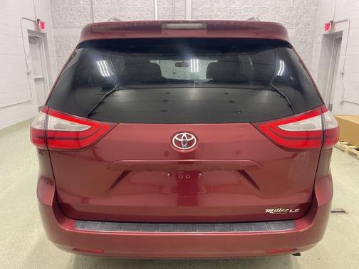 2016 Toyota Sienna LE