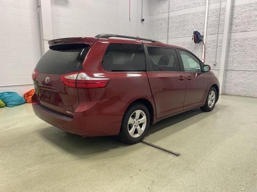 2016 Toyota Sienna LE
