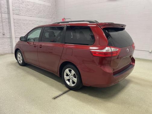 2016 Toyota Sienna LE