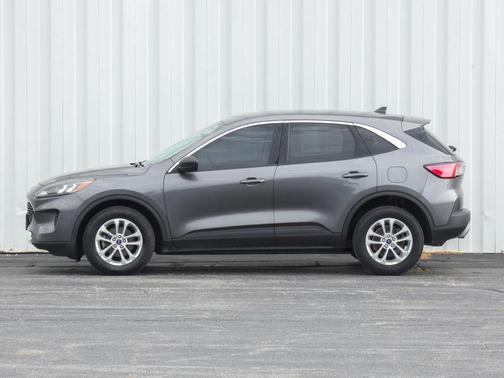 Gray Metallic 2022 Ford Escape SE