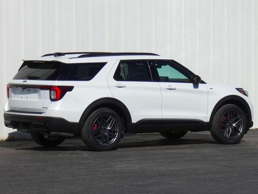 Star White 2026 Ford Explorer ST-Line