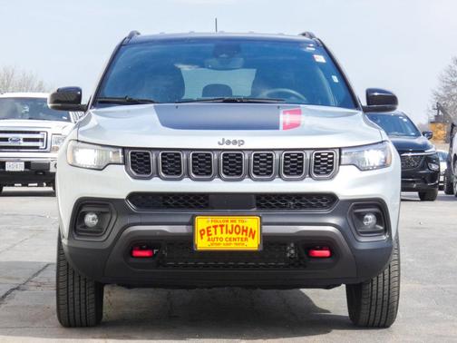 Silver Zynith 2025 Jeep Compass Trailhawk