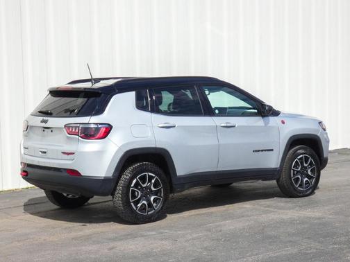 Silver Zynith 2025 Jeep Compass Trailhawk