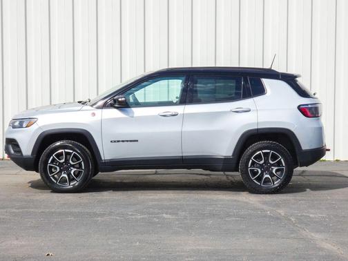 Silver Zynith 2025 Jeep Compass Trailhawk