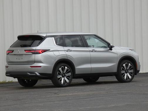 Silver 2025 Mitsubishi Outlander SE