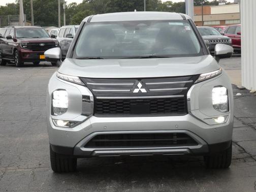 Silver 2025 Mitsubishi Outlander SE