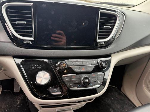 2024 Chrysler Pacifica Touring-L