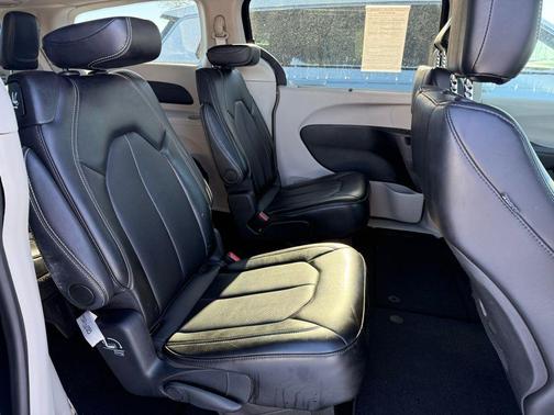 2024 Chrysler Pacifica Touring-L