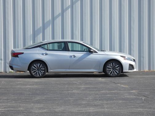 Brilliant Silver Metallic 2024 Nissan Altima 2.5 SV