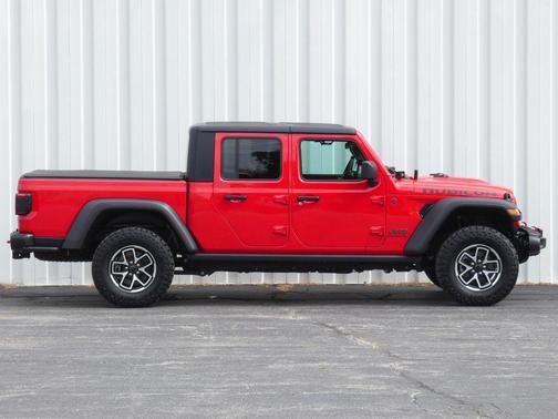Firecracker Red Clearcoat 2025 Jeep Gladiator Rubicon