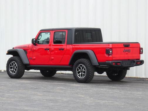 Firecracker Red Clearcoat 2025 Jeep Gladiator Rubicon