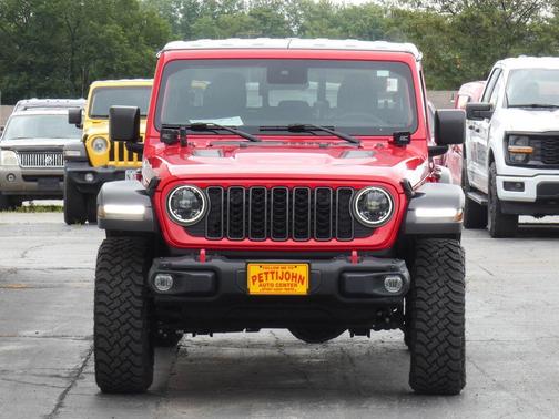 Firecracker Red Clearcoat 2025 Jeep Gladiator Rubicon