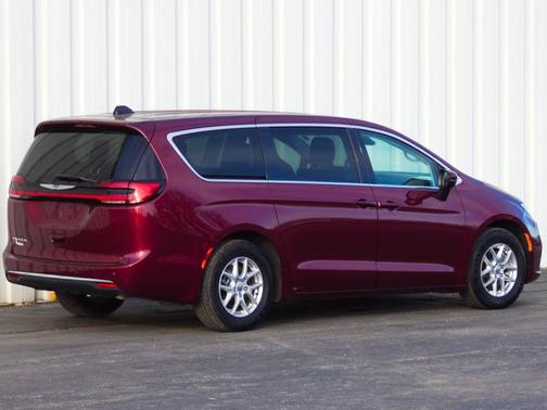 2023 Chrysler Pacifica Touring-L