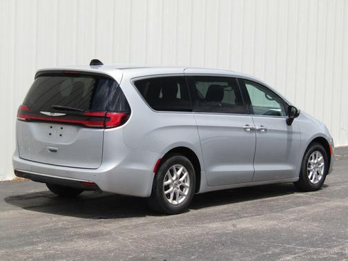 Silver Mist Clearcoat 2023 Chrysler Pacifica Touring-L