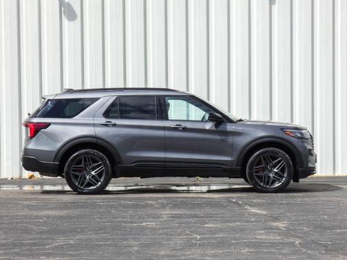 Gray Metallic 2025 Ford Explorer ST-Line