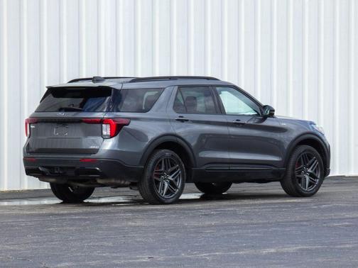 Gray Metallic 2025 Ford Explorer ST-Line