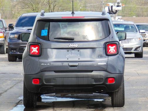 Graphite Gray 2022 Jeep Renegade Latitude