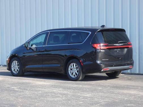 Brilliant Black Crystal Pearlcoat 2023 Chrysler Pacifica Touring-L