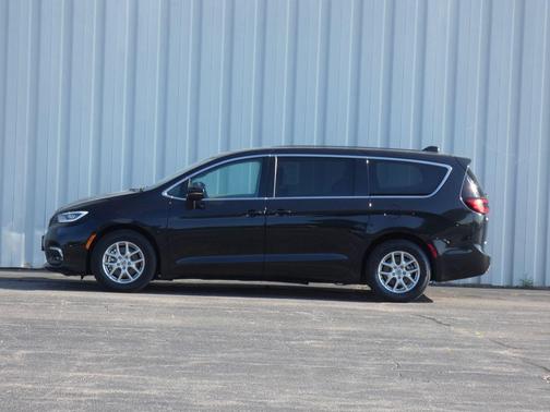 Brilliant Black Crystal Pearlcoat 2023 Chrysler Pacifica Touring-L