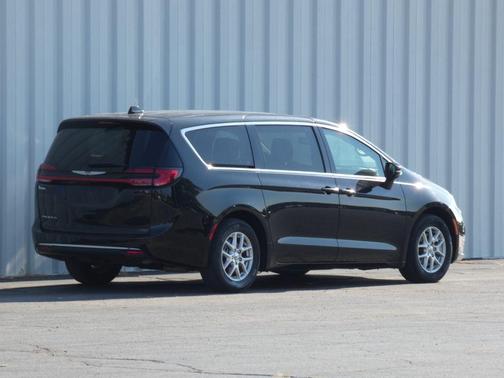 Brilliant Black Crystal Pearlcoat 2023 Chrysler Pacifica Touring-L